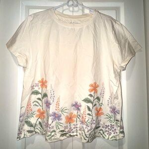 L.L. Bean Signature cream Flowy T with faux floral embroidery. Size XL. EUC